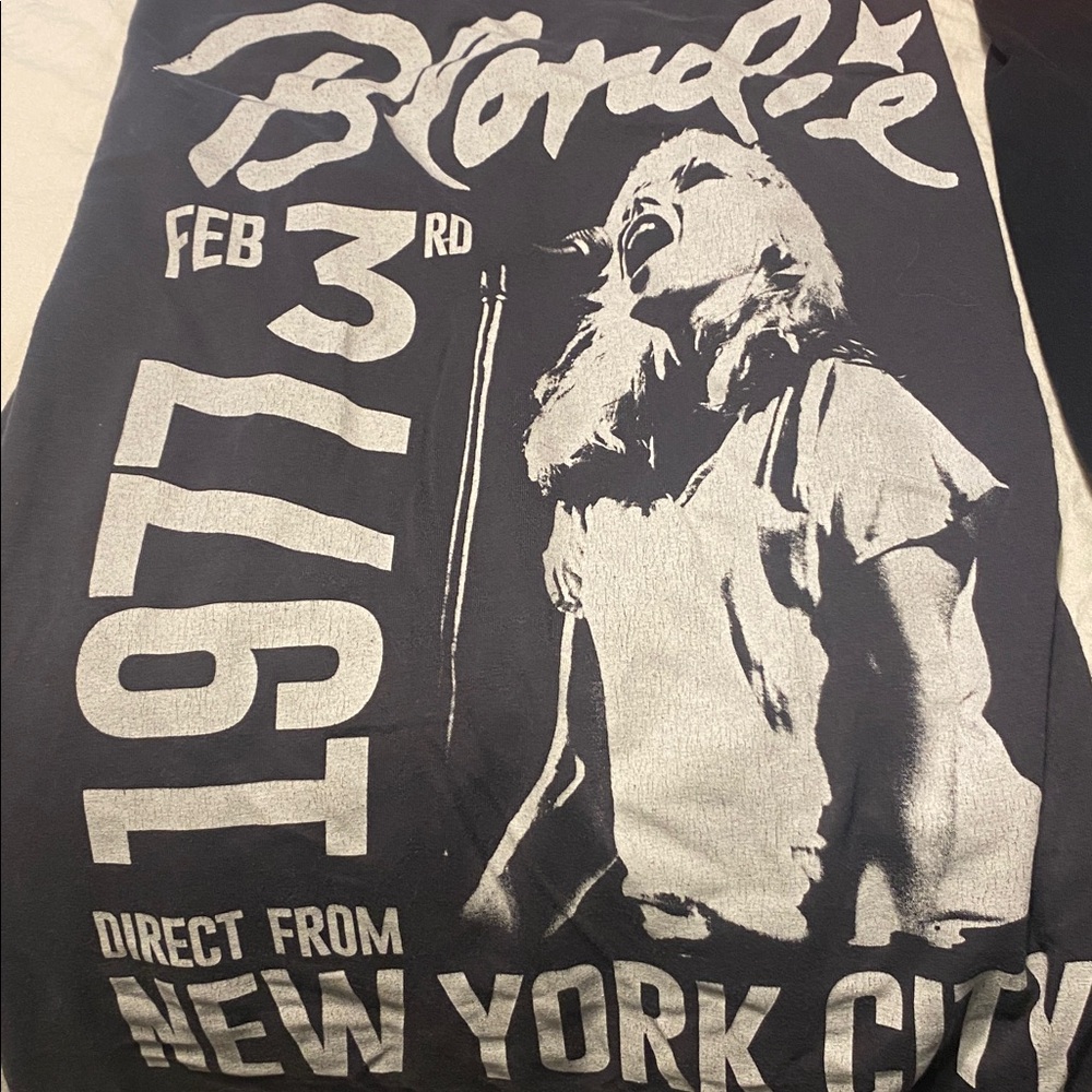 Graphic Tee bundle - Picture 2 of 7